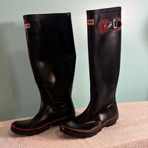 Hunter Black Tall Rain Boots with Red Trim and Buckle Detail size 6